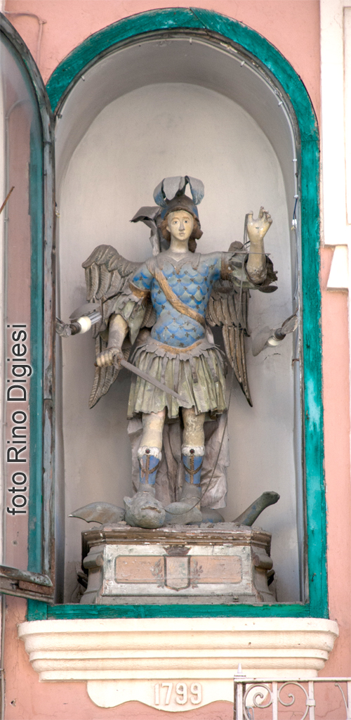 La statua dell Arcangelo a porta San Michele